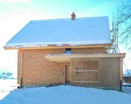 Holzhaus im Winter